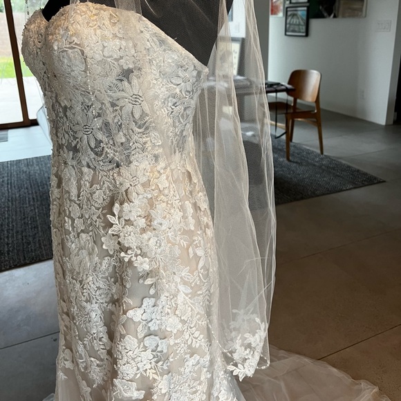 Beautiful wedding dress, veil and slip… worn once. - Picture 2 of 15
